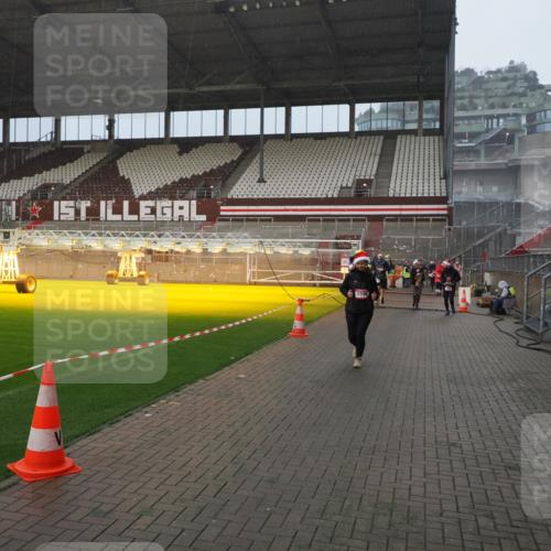 07.12.2025 - St. Pauli X-Mass-Run No. 15 Fabian Wolf http://msf.ph/oto/9416204 07.12.2025 11:08:11 Ziel 100, 629, 635, 653, 772, 1129, 1226, 1230, 1249, 1342, 1355, 1520, 1525, 1559, 1560, 1596, 1809, 1810, 4798, 4815 meine-sportfotos.de