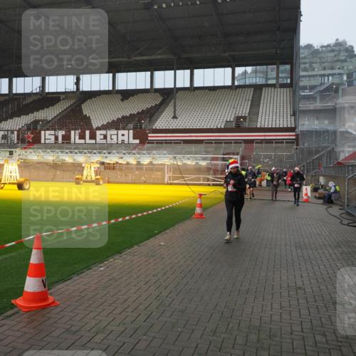 07.12.2025 - St. Pauli X-Mass-Run No. 15 Fabian Wolf http://msf.ph/oto/9416205 07.12.2025 11:08:11 Ziel 100, 629, 635, 653, 772, 1129, 1226, 1230, 1249, 1342, 1355, 1520, 1525, 1559, 1560, 1596, 1809, 1810, 4798, 4815 meine-sportfotos.de