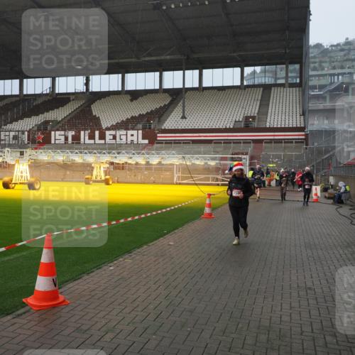 07.12.2025 - St. Pauli X-Mass-Run No. 15 Fabian Wolf http://msf.ph/oto/9416206 07.12.2025 11:08:11 Ziel 100, 629, 635, 653, 772, 1129, 1226, 1230, 1249, 1342, 1355, 1520, 1525, 1559, 1560, 1596, 1809, 1810, 4798, 4815 meine-sportfotos.de