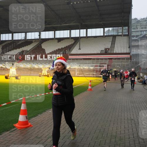 07.12.2025 - St. Pauli X-Mass-Run No. 15 Fabian Wolf http://msf.ph/oto/9416215 07.12.2025 11:08:13 Ziel 100, 629, 635, 653, 1078, 1170, 1226, 1230, 1249, 1342, 1355, 1520, 1525, 1559, 1560, 1596, 1809, 1810, 4798, 4815 meine-sportfotos.de