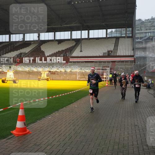 07.12.2025 - St. Pauli X-Mass-Run No. 15 Fabian Wolf http://msf.ph/oto/9416219 07.12.2025 11:08:15 Ziel 100, 396, 629, 635, 758, 1078, 1170, 1226, 1230, 1249, 1355, 1559, 1560, 1596, 1706, 1809, 1810, 4798, 4815 meine-sportfotos.de