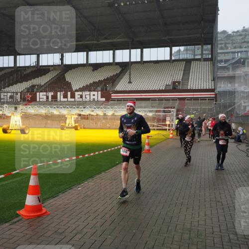 07.12.2025 - St. Pauli X-Mass-Run No. 15 Fabian Wolf http://msf.ph/oto/9416222 07.12.2025 11:08:16 Ziel 100, 396, 446, 629, 635, 758, 1078, 1170, 1226, 1249, 1559, 1560, 1596, 1706, 1809, 1810, 4798 meine-sportfotos.de