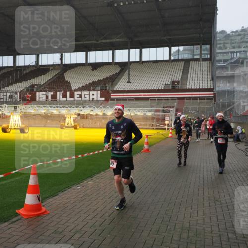 07.12.2025 - St. Pauli X-Mass-Run No. 15 Fabian Wolf http://msf.ph/oto/9416223 07.12.2025 11:08:16 Ziel 100, 396, 446, 629, 635, 758, 1078, 1170, 1226, 1249, 1559, 1560, 1596, 1706, 1809, 1810, 4798 meine-sportfotos.de