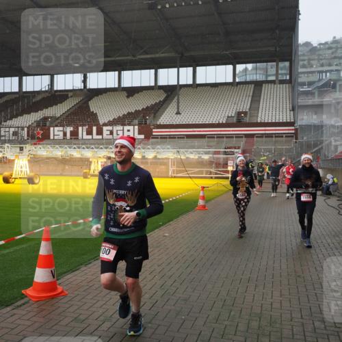 07.12.2025 - St. Pauli X-Mass-Run No. 15 Fabian Wolf http://msf.ph/oto/9416225 07.12.2025 11:08:16 Ziel 100, 396, 446, 629, 635, 758, 1078, 1170, 1226, 1249, 1559, 1560, 1596, 1706, 1809, 1810, 4798 meine-sportfotos.de