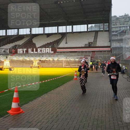 07.12.2025 - St. Pauli X-Mass-Run No. 15 Fabian Wolf http://msf.ph/oto/9416226 07.12.2025 11:08:17 Ziel 100, 396, 446, 629, 635, 758, 1078, 1170, 1559, 1560, 1596, 1706, 1809, 1810, 4798 meine-sportfotos.de