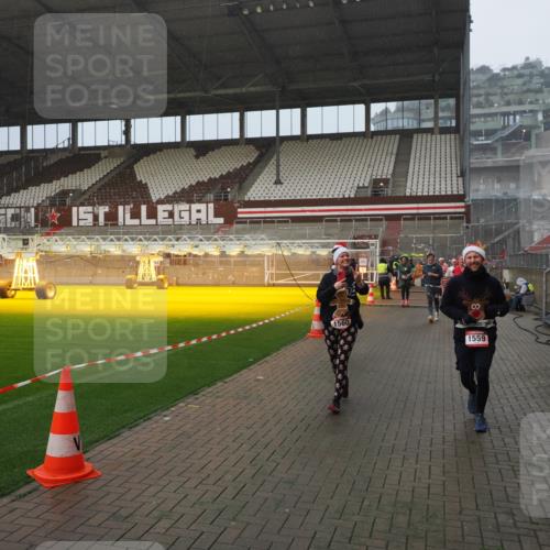 07.12.2025 - St. Pauli X-Mass-Run No. 15 Fabian Wolf http://msf.ph/oto/9416227 07.12.2025 11:08:17 Ziel 100, 396, 446, 629, 635, 758, 1078, 1170, 1559, 1560, 1596, 1706, 1809, 1810, 4798 meine-sportfotos.de