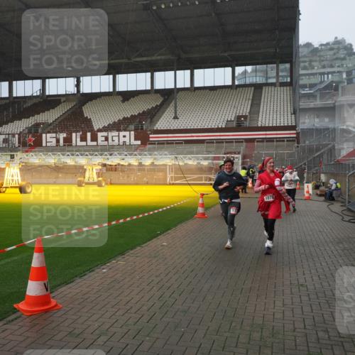 07.12.2025 - St. Pauli X-Mass-Run No. 15 Fabian Wolf http://msf.ph/oto/9416242 07.12.2025 11:08:21 Ziel 100, 152, 155, 166, 396, 446, 758, 784, 1078, 1170, 1559, 1560, 1596, 1706 meine-sportfotos.de