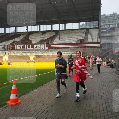 07.12.2025 - St. Pauli X-Mass-Run No. 15 Fabian Wolf http://msf.ph/oto/9416245 07.12.2025 11:08:22 Ziel 100, 152, 155, 166, 396, 446, 758, 784, 1078, 1170, 1184, 1559, 1560, 1596, 1706 meine-sportfotos.de