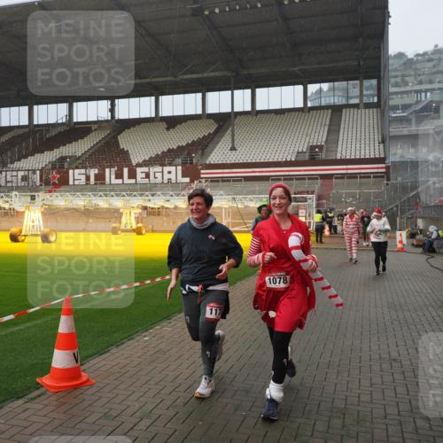 07.12.2025 - St. Pauli X-Mass-Run No. 15 Fabian Wolf http://msf.ph/oto/9416247 07.12.2025 11:08:22 Ziel 100, 152, 155, 166, 396, 446, 758, 784, 1078, 1170, 1184, 1559, 1560, 1596, 1706 meine-sportfotos.de
