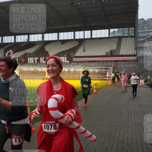 07.12.2025 - St. Pauli X-Mass-Run No. 15 Fabian Wolf http://msf.ph/oto/9416251 07.12.2025 11:08:23 Ziel 100, 152, 155, 166, 396, 446, 758, 784, 1078, 1170, 1184, 1559, 1560, 1596, 1706 meine-sportfotos.de