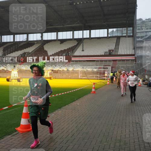 07.12.2025 - St. Pauli X-Mass-Run No. 15 Fabian Wolf http://msf.ph/oto/9416256 07.12.2025 11:08:25 Ziel 100, 152, 155, 166, 396, 446, 758, 784, 1078, 1170, 1184, 1424, 1491, 1559, 1560, 1625, 1706, 2259 meine-sportfotos.de