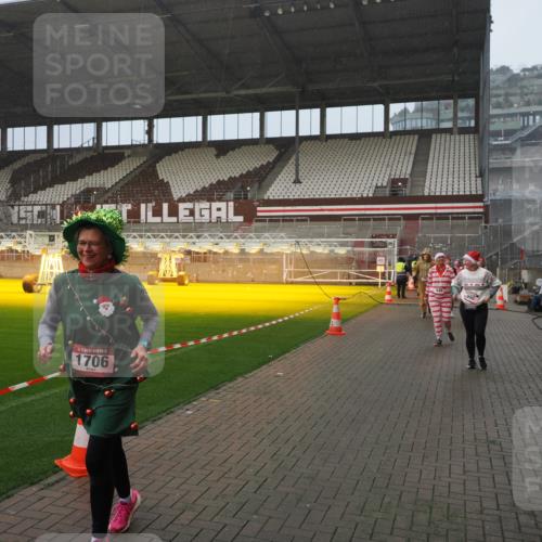 07.12.2025 - St. Pauli X-Mass-Run No. 15 Fabian Wolf http://msf.ph/oto/9416257 07.12.2025 11:08:25 Ziel 100, 152, 155, 166, 396, 446, 758, 784, 1078, 1170, 1184, 1424, 1491, 1559, 1560, 1625, 1706, 2259 meine-sportfotos.de