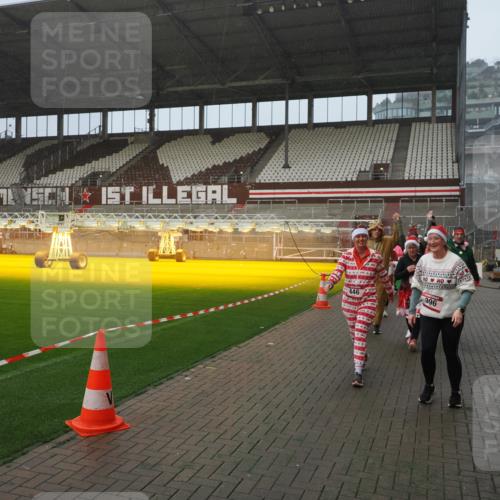 07.12.2025 - St. Pauli X-Mass-Run No. 15 Fabian Wolf http://msf.ph/oto/9416267 07.12.2025 11:08:28 Ziel 100, 152, 155, 166, 396, 446, 758, 784, 1078, 1170, 1184, 1424, 1491, 1560, 1625, 1706, 2259, 2893, 4584, 4819, 4830 meine-sportfotos.de