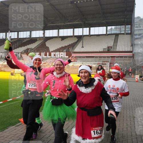 07.12.2025 - St. Pauli X-Mass-Run No. 15 Fabian Wolf http://msf.ph/oto/9416284 07.12.2025 11:08:34 Ziel 152, 155, 166, 396, 446, 758, 784, 1184, 1424, 1491, 1625, 1706, 2259, 2893, 4584, 4819, 4830 meine-sportfotos.de