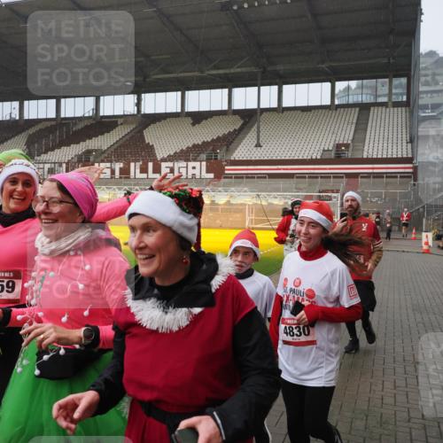 07.12.2025 - St. Pauli X-Mass-Run No. 15 Fabian Wolf http://msf.ph/oto/9416286 07.12.2025 11:08:34 Ziel 152, 155, 166, 396, 446, 758, 784, 1184, 1424, 1491, 1625, 1706, 2259, 2893, 4584, 4819, 4830 meine-sportfotos.de
