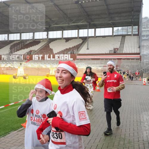 07.12.2025 - St. Pauli X-Mass-Run No. 15 Fabian Wolf http://msf.ph/oto/9416289 07.12.2025 11:08:35 Ziel 152, 155, 166, 446, 784, 1184, 1412, xxxx, 1424, 1491, 1625, 1706, 2259, 2893, 4584, 4819, 4830 meine-sportfotos.de