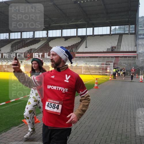 07.12.2025 - St. Pauli X-Mass-Run No. 15 Fabian Wolf http://msf.ph/oto/9416294 07.12.2025 11:08:36 Ziel 152, 155, 166, 446, 784, 1184, 1412, xxxx, 1424, 1491, 1625, 2259, 2893, 4584, 4819, 4830 meine-sportfotos.de