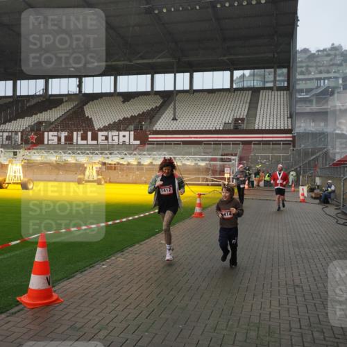 07.12.2025 - St. Pauli X-Mass-Run No. 15 Fabian Wolf http://msf.ph/oto/9416296 07.12.2025 11:08:42 Ziel 1184, 1412, xxxx, 1424, 1464, 1491, 1625, 2259, 2893, 4471, 4584, 4819, 4830 meine-sportfotos.de