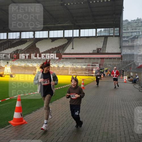 07.12.2025 - St. Pauli X-Mass-Run No. 15 Fabian Wolf http://msf.ph/oto/9416300 07.12.2025 11:08:43 Ziel 1412, xxxx, 1424, 1464, 1491, 1625, 2259, 2893, 4471, 4584, 4819, 4830 meine-sportfotos.de