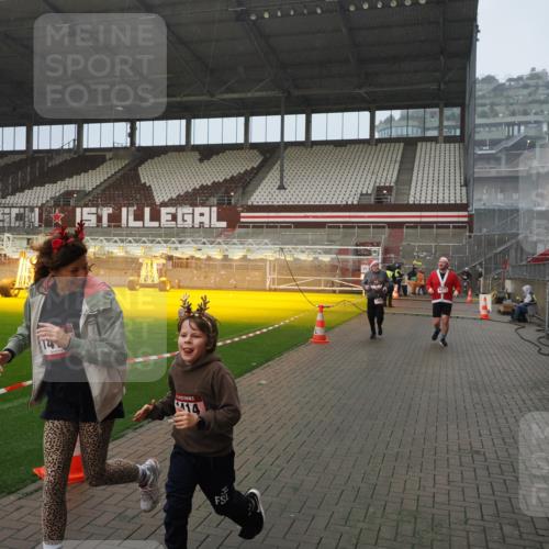 07.12.2025 - St. Pauli X-Mass-Run No. 15 Fabian Wolf http://msf.ph/oto/9416302 07.12.2025 11:08:43 Ziel 1412, xxxx, 1424, 1464, 1491, 1625, 2259, 2893, 4471, 4584, 4819, 4830 meine-sportfotos.de