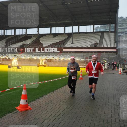 07.12.2025 - St. Pauli X-Mass-Run No. 15 Fabian Wolf http://msf.ph/oto/9416306 07.12.2025 11:08:46 Ziel 1412, xxxx, 1464, 2893, 4471, 4584, 4819, 4830 meine-sportfotos.de