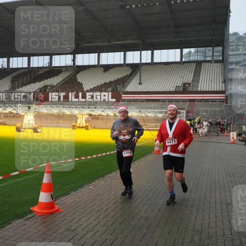 07.12.2025 - St. Pauli X-Mass-Run No. 15 Fabian Wolf http://msf.ph/oto/9416308 07.12.2025 11:08:47 Ziel 1412, xxxx, 1464, 2879, 2893, 2898, 4471 meine-sportfotos.de