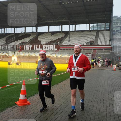 07.12.2025 - St. Pauli X-Mass-Run No. 15 Fabian Wolf http://msf.ph/oto/9416311 07.12.2025 11:08:47 Ziel 1412, xxxx, 1464, 2879, 2893, 2898, 4471 meine-sportfotos.de