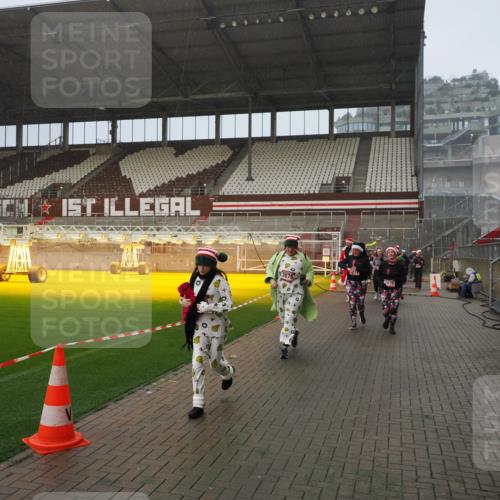 07.12.2025 - St. Pauli X-Mass-Run No. 15 Fabian Wolf http://msf.ph/oto/9416315 07.12.2025 11:08:55 Ziel 335, 338, 341, 495, 496, 619, 1205, 1211, 1412, xxxx, 1464, 1502, 1511, 2070, 2879, 2898, 4471 meine-sportfotos.de