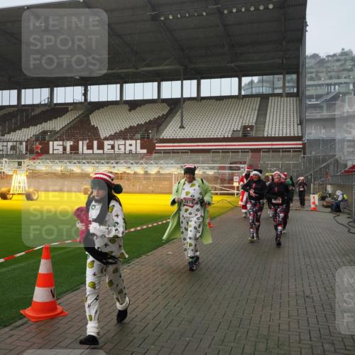 07.12.2025 - St. Pauli X-Mass-Run No. 15 Fabian Wolf http://msf.ph/oto/9416318 07.12.2025 11:08:55 Ziel 335, 338, 341, 495, 496, 619, 1205, 1211, 1412, xxxx, 1464, 1502, 1511, 2070, 2879, 2898, 4471 meine-sportfotos.de