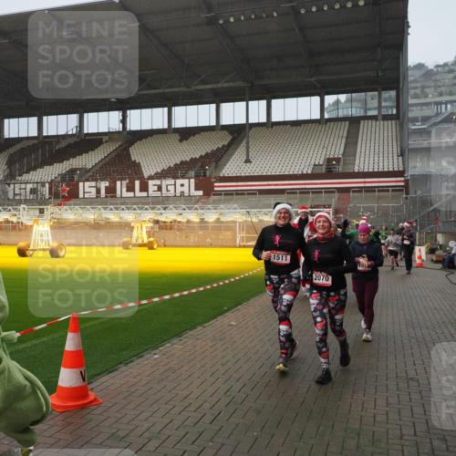 07.12.2025 - St. Pauli X-Mass-Run No. 15 Fabian Wolf http://msf.ph/oto/9416326 07.12.2025 11:08:57 Ziel 335, 338, 341, 495, 496, 619, 1136, 1138, 1140, 1205, 1211, 1464, 1502, 1511, 2070, 2879, 2898, 4471 meine-sportfotos.de