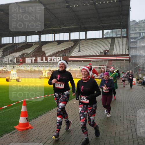 07.12.2025 - St. Pauli X-Mass-Run No. 15 Fabian Wolf http://msf.ph/oto/9416327 07.12.2025 11:08:58 Ziel 335, 338, 341, 495, 496, 619, 1136, 1138, 1140, 1205, 1211, 1502, 1511, 2070, 2879, 2898 meine-sportfotos.de