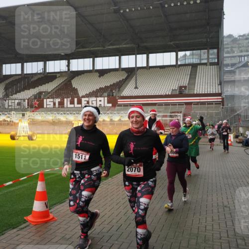 07.12.2025 - St. Pauli X-Mass-Run No. 15 Fabian Wolf http://msf.ph/oto/9416328 07.12.2025 11:08:59 Ziel 335, 338, 341, 495, 496, 619, 1136, 1138, 1140, 1205, 1211, 1502, 1511, 2070, 2879, 2898 meine-sportfotos.de