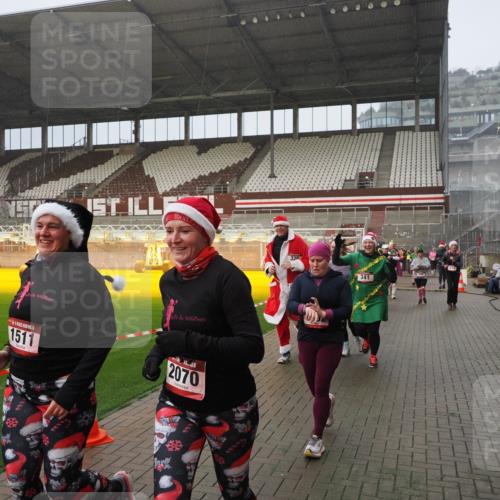 07.12.2025 - St. Pauli X-Mass-Run No. 15 Fabian Wolf http://msf.ph/oto/9416330 07.12.2025 11:08:59 Ziel 335, 338, 341, 495, 496, 619, 1136, 1138, 1140, 1205, 1211, 1502, 1511, 2070, 2879, 2898 meine-sportfotos.de