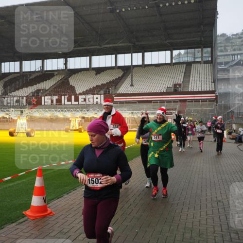 07.12.2025 - St. Pauli X-Mass-Run No. 15 Fabian Wolf http://msf.ph/oto/9416334 07.12.2025 11:09:00 Ziel 335, 338, 341, 495, 496, 619, 1136, 1138, 1140, 1205, 1211, 1502, 1511, 2070, 2879, 2898 meine-sportfotos.de