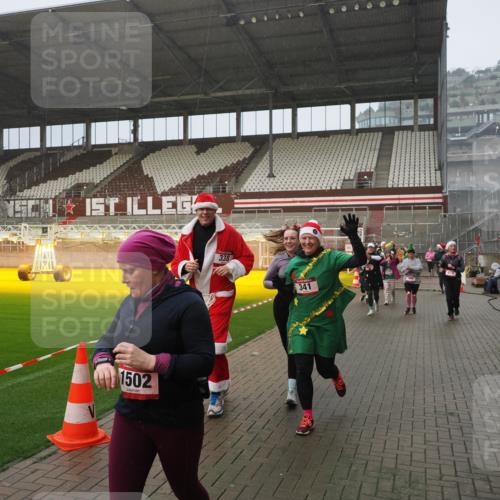 07.12.2025 - St. Pauli X-Mass-Run No. 15 Fabian Wolf http://msf.ph/oto/9416335 07.12.2025 11:09:00 Ziel 335, 338, 341, 495, 496, 619, 1136, 1138, 1140, 1205, 1211, 1502, 1511, 2070, 2879, 2898 meine-sportfotos.de