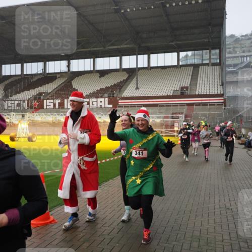 07.12.2025 - St. Pauli X-Mass-Run No. 15 Fabian Wolf http://msf.ph/oto/9416337 07.12.2025 11:09:00 Ziel 335, 338, 341, 495, 496, 619, 1136, 1138, 1140, 1205, 1211, 1502, 1511, 2070, 2879, 2898 meine-sportfotos.de