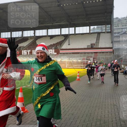 07.12.2025 - St. Pauli X-Mass-Run No. 15 Fabian Wolf http://msf.ph/oto/9416340 07.12.2025 11:09:01 Ziel 335, 338, 341, 495, 496, 619, 1136, 1138, 1140, 1205, 1211, 1502, 1511, 2070, 2879, 2898 meine-sportfotos.de