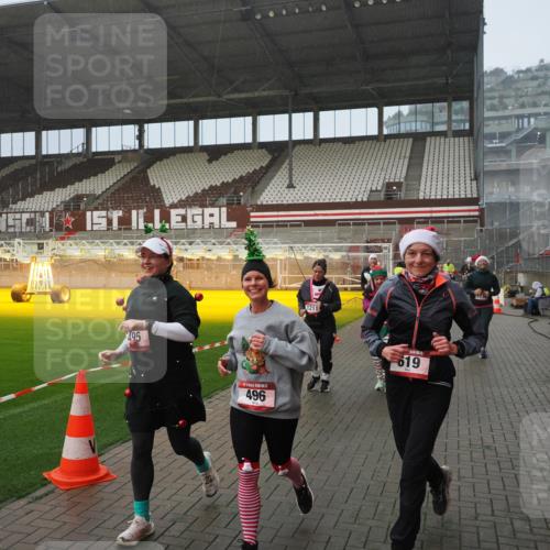 07.12.2025 - St. Pauli X-Mass-Run No. 15 Fabian Wolf http://msf.ph/oto/9416345 07.12.2025 11:09:04 Ziel 335, 338, 341, 495, 496, 619, 1136, 1138, 1140, 1205, 1211, 1502, 1511, 1574, 2070, 2879, 2898 meine-sportfotos.de