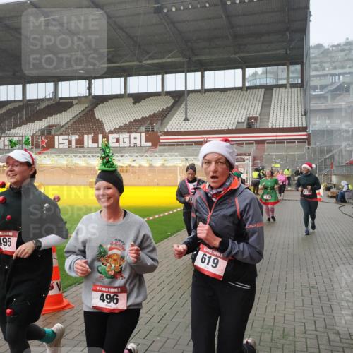 07.12.2025 - St. Pauli X-Mass-Run No. 15 Fabian Wolf http://msf.ph/oto/9416347 07.12.2025 11:09:04 Ziel 335, 338, 341, 495, 496, 619, 1136, 1138, 1140, 1205, 1211, 1502, 1511, 1574, 2070, 2879, 2898 meine-sportfotos.de