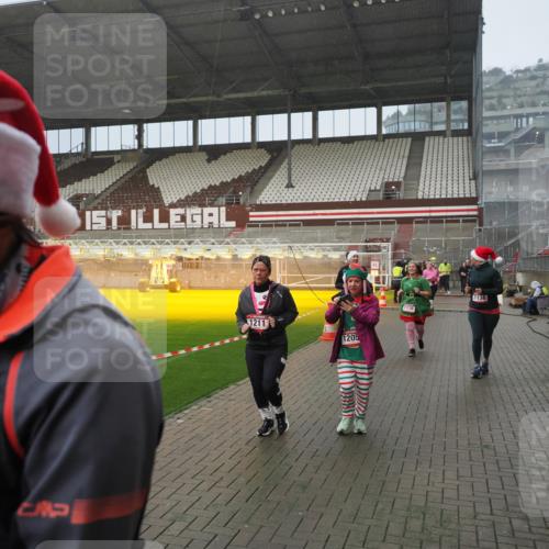 07.12.2025 - St. Pauli X-Mass-Run No. 15 Fabian Wolf http://msf.ph/oto/9416350 07.12.2025 11:09:05 Ziel 335, 338, 341, 495, 496, 619, 1136, 1138, 1140, 1205, 1211, 1502, 1511, 1574, 2070, 2879, 2898 meine-sportfotos.de