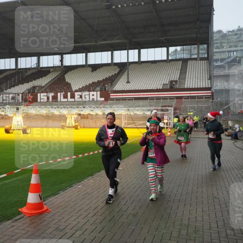 07.12.2025 - St. Pauli X-Mass-Run No. 15 Fabian Wolf http://msf.ph/oto/9416351 07.12.2025 11:09:05 Ziel 335, 338, 341, 495, 496, 619, 1136, 1138, 1140, 1205, 1211, 1502, 1511, 1574, 2070, 2879, 2898 meine-sportfotos.de