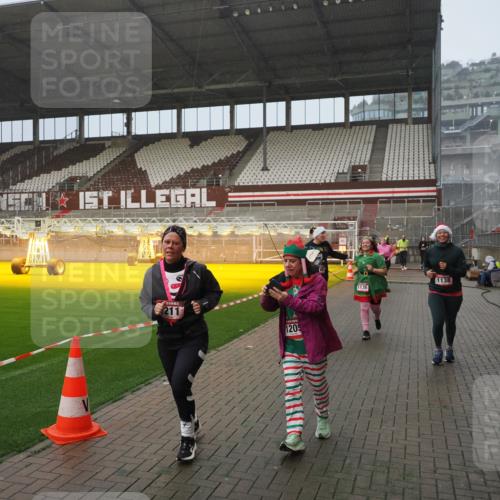 07.12.2025 - St. Pauli X-Mass-Run No. 15 Fabian Wolf http://msf.ph/oto/9416352 07.12.2025 11:09:06 Ziel 335, 338, 341, 495, 496, 619, 1136, 1138, 1140, 1205, 1211, 1502, 1511, 1574, 2070, 2879, 2898 meine-sportfotos.de