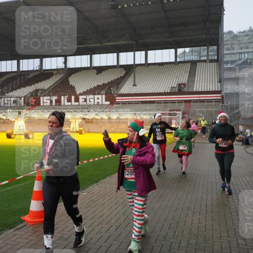 07.12.2025 - St. Pauli X-Mass-Run No. 15 Fabian Wolf http://msf.ph/oto/9416354 07.12.2025 11:09:06 Ziel 335, 338, 341, 495, 496, 619, 1136, 1138, 1140, 1205, 1211, 1502, 1511, 1574, 2070, 2879, 2898 meine-sportfotos.de