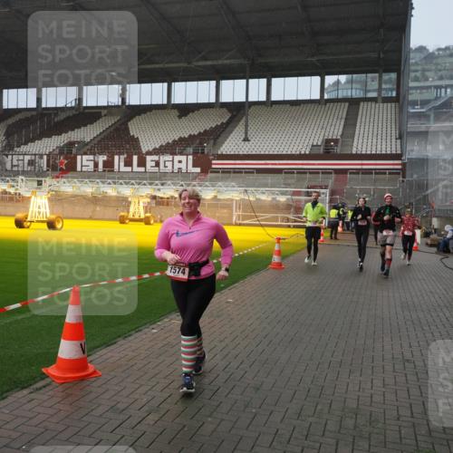 07.12.2025 - St. Pauli X-Mass-Run No. 15 Fabian Wolf http://msf.ph/oto/9416375 07.12.2025 11:09:13 Ziel 44, 51, 495, 496, 558, 619, 1110, 1136, 1138, 1140, 1205, 1211, 1260, 1574 meine-sportfotos.de