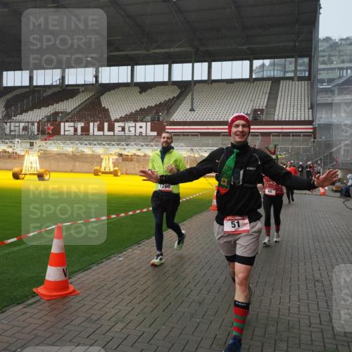 07.12.2025 - St. Pauli X-Mass-Run No. 15 Fabian Wolf http://msf.ph/oto/9416381 07.12.2025 11:09:16 Ziel 44, 51, 558, 1110, 1136, 1138, 1140, 1260, 1574 meine-sportfotos.de