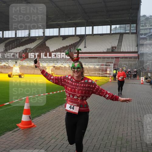 07.12.2025 - St. Pauli X-Mass-Run No. 15 Fabian Wolf http://msf.ph/oto/9416390 07.12.2025 11:09:18 Ziel 44, 51, 558, 1110, 1260, 1574 meine-sportfotos.de
