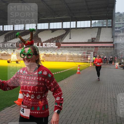 07.12.2025 - St. Pauli X-Mass-Run No. 15 Fabian Wolf http://msf.ph/oto/9416392 07.12.2025 11:09:18 Ziel 44, 51, 558, 1110, 1260, 1574 meine-sportfotos.de