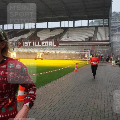 07.12.2025 - St. Pauli X-Mass-Run No. 15 Fabian Wolf http://msf.ph/oto/9416393 07.12.2025 11:09:18 Ziel 44, 51, 558, 1110, 1260, 1574 meine-sportfotos.de