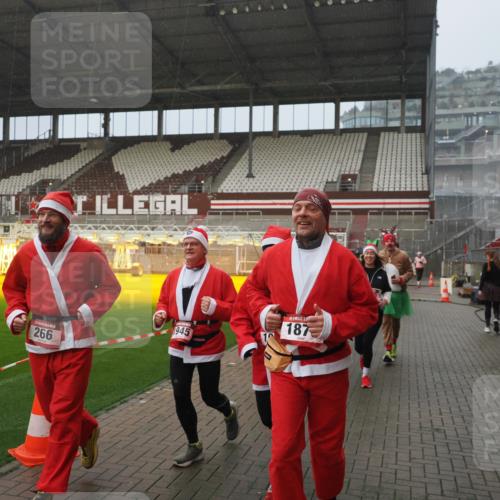 07.12.2025 - St. Pauli X-Mass-Run No. 15 Fabian Wolf http://msf.ph/oto/9416432 07.12.2025 11:09:35 Ziel 59, 66, 266, 330, 971, 1084, 1463, 1477, 1579, 1582, 1641, 1851, 1870, 1945, 1974, 2042, 3151, 4190, 4191 meine-sportfotos.de