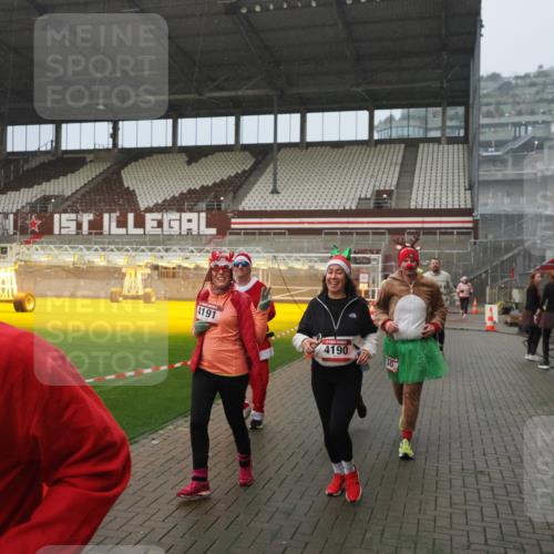 07.12.2025 - St. Pauli X-Mass-Run No. 15 Fabian Wolf http://msf.ph/oto/9416438 07.12.2025 11:09:36 Ziel 59, 66, 266, 330, 971, 1084, 1463, 1477, 1579, 1582, 1641, 1851, 1870, 1945, 1974, 2042, 3151, 4190, 4191 meine-sportfotos.de